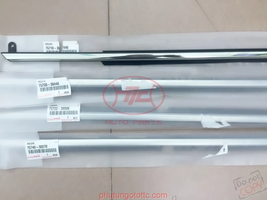 Nẹp chân kính cánh cửa ngoài Crown 3.0 JZS155