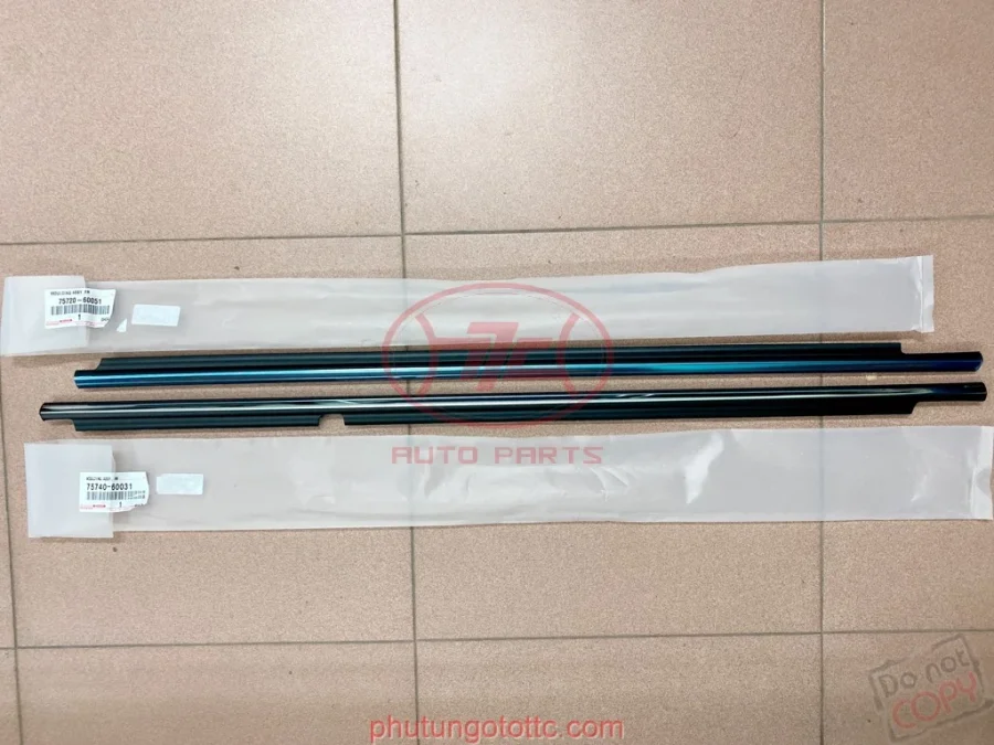 Nẹp chân kính cánh cửa sau Land FZJ105 – FZJ100