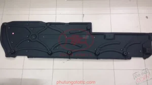 Ốp chắn bùn gầm sau Mercedes E400 2014